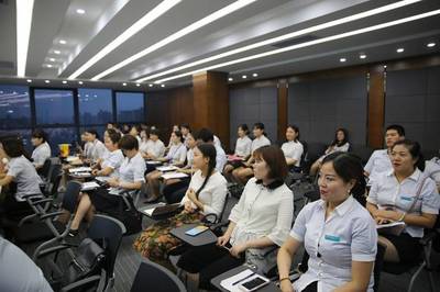 關(guān)注服務(wù)禮儀，提升服務(wù)質(zhì)量 西安市旅游信息咨詢中心全員培訓(xùn)紀(jì)實(shí)