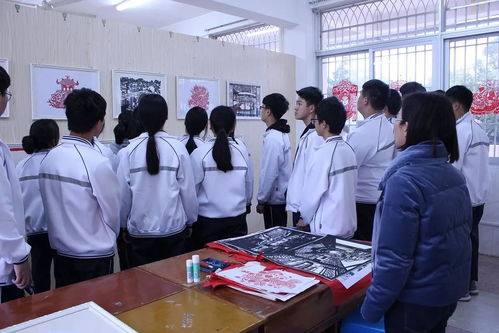 感受傳統(tǒng)文化魅力 漳州一職校組織學(xué)生參觀創(chuàng)意剪紙作品展